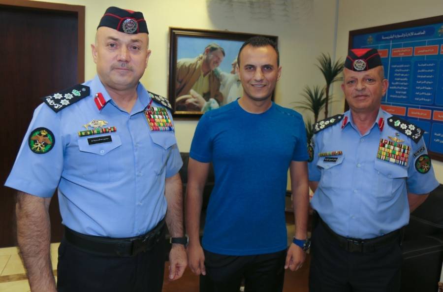 العميد  بينو يكرم أحد مرتبات الأمن العام لإنقاذه حياة مواطن