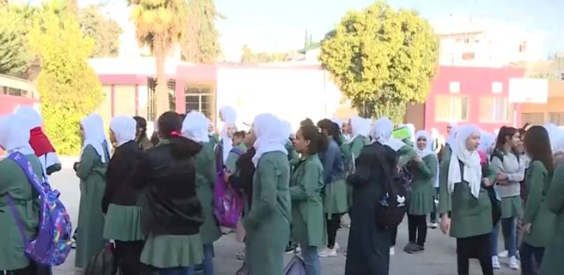 طلاب يتوافدون  على المدراس والمعلمين نحن مضربون...صور