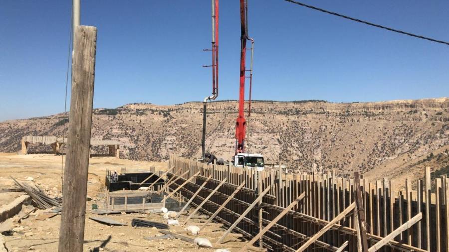 الخوالده  بلدية القادسية تباشر العمل بمتنزه البلدة... صور