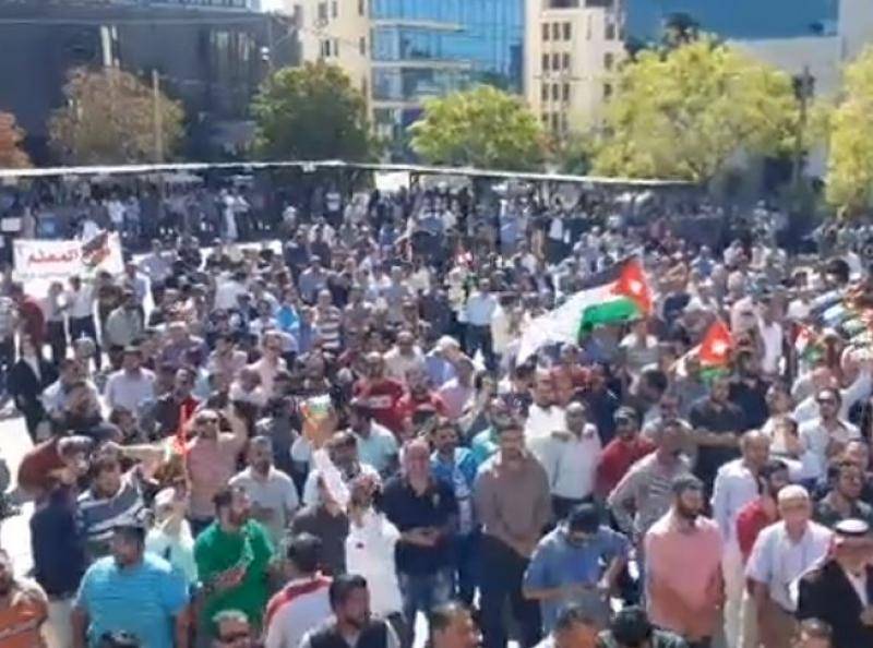 وقفة احتجاجية حاشدة للمعلمين امام مجمع النقابات