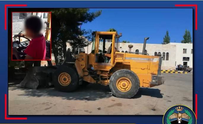 شخص يصور قيادة ابنه لـ جرافة في مادبا وهذا ما فعلته إدارة السير.