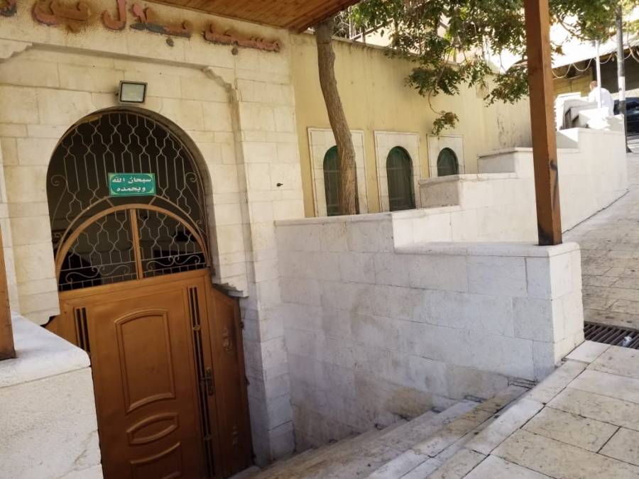 بلدية السلط تنفذ أعمال تنظيفات واجهات حجرية