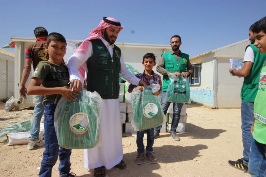 مركز الملك سلمان للإغاثة يباشر توزيع الحقائب المدرسية على أبناء السوريين في مخيم الزعتري