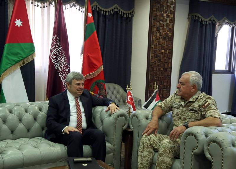 رئيس هيئة الأركان المشتركة يستقبل السفير التركي