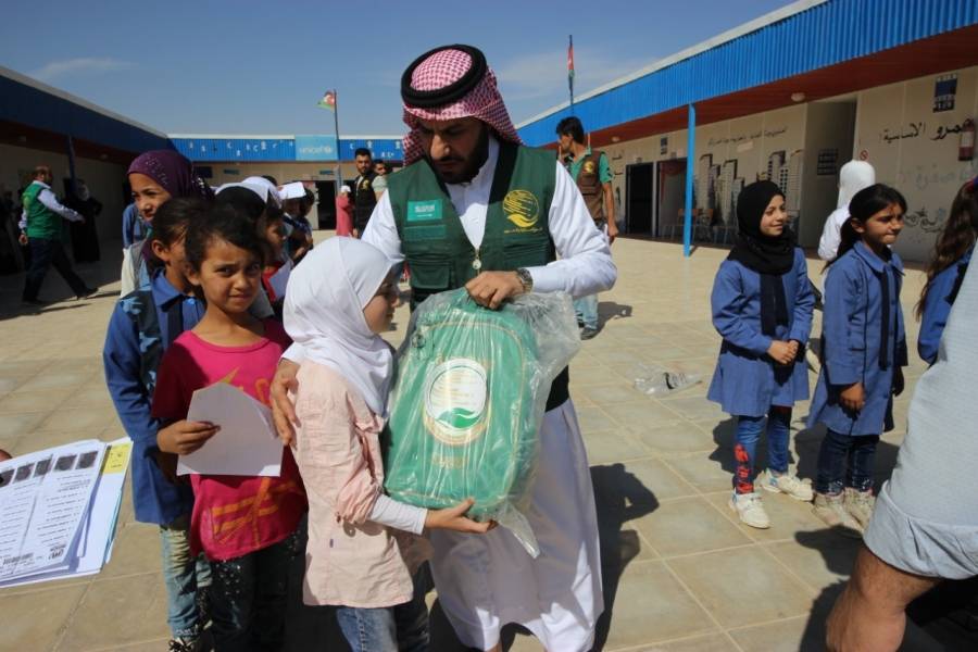 مركز الملك سلمان للإغاثة يواصل توزيع الحقائب المدرسية على أبناء اللاجئين السوريين  في مخيم الزعتري