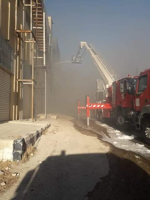 الدفاع المدني يخمد حريق مصنع في العاصمة عمان... صور