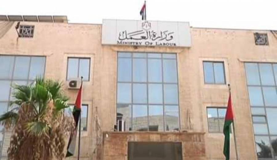 العمل توضح حول قرار المهن المغلقة