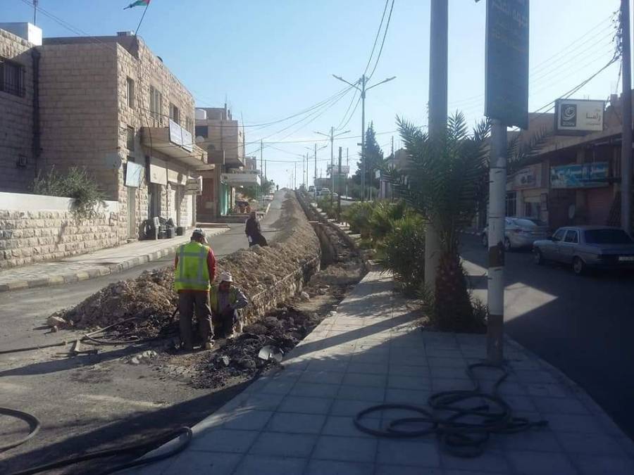 اعمال حفريات لمياه معان بعد ثلاثة أيام من تعبيد احد الشوارع الرئيسية