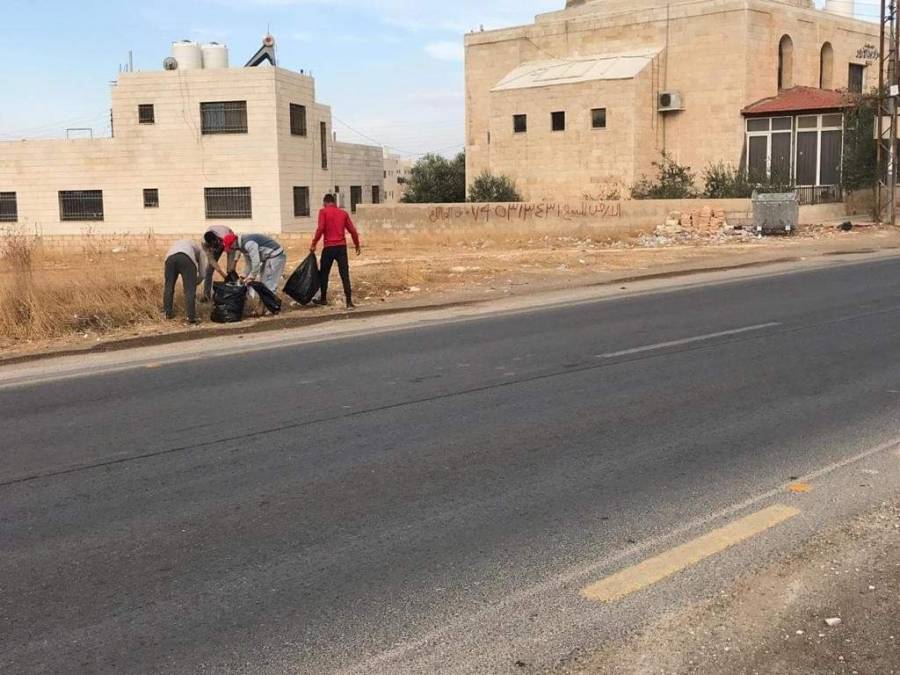 أهالي اللبن والطنيب يقومون بحملة تنظيف لشوارع البلدة ...صور