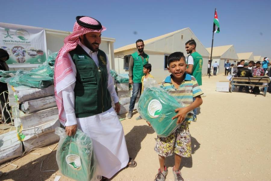 مركز الملك سلمان للإغاثة يوزع الحقائب المدرسية على الطلاب السوريين في مخيم الزعتري واصلاً لمحطته الرابعة...صور