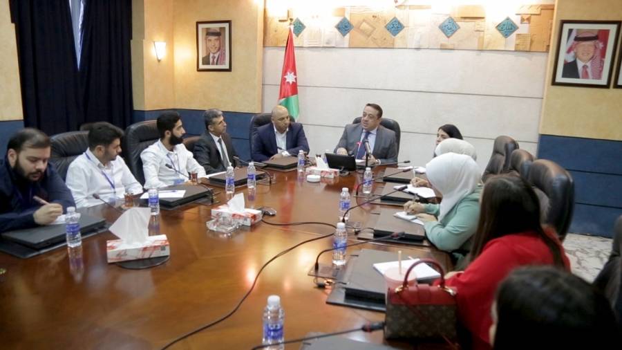 الداوود يؤكد أهمية اطلاع طلبة الجامعات على آليات العمل والإنجاز في المؤسسات الحكومية