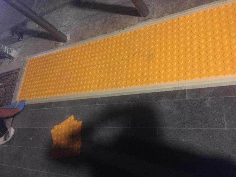 بلاط خاص بذوي الإعاقات البصرية بشوارع عمان