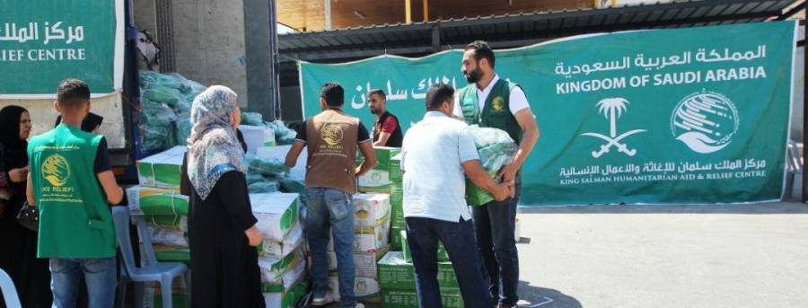 مركز الملك سلمان يواصل توزيع الحقائب المدرسية على أبناء الأشقاء السوريين واصلاً المحطه الرابعة في محافظة المفرق