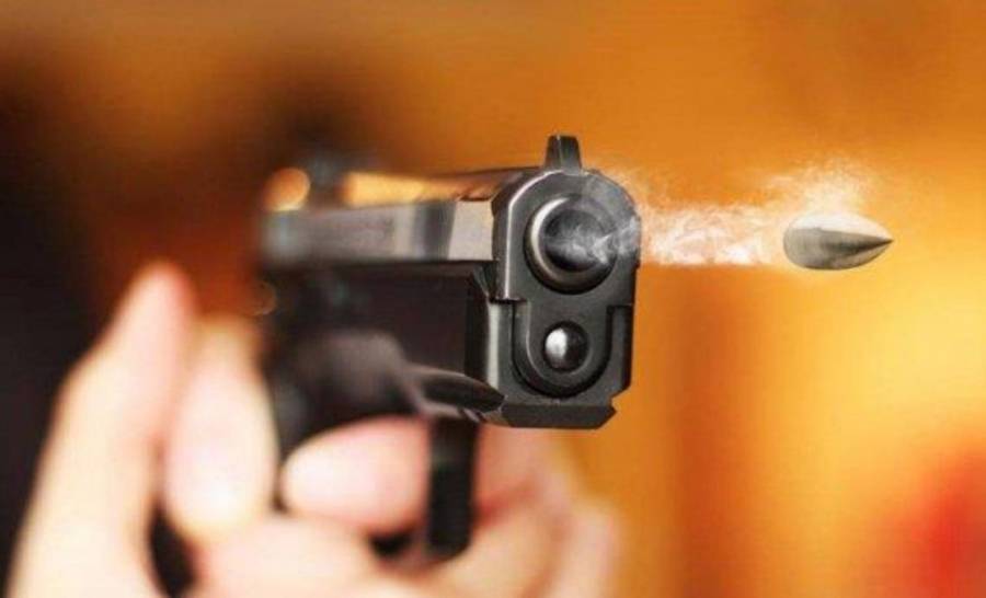 شاب يطلق النار على شقيقه ويصيبه بقدميه في شفا بدران