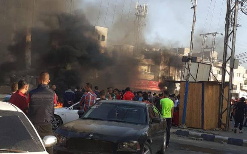 البحارة يغلقون دوار الرمثا بالاطارات المشتعلة... صور