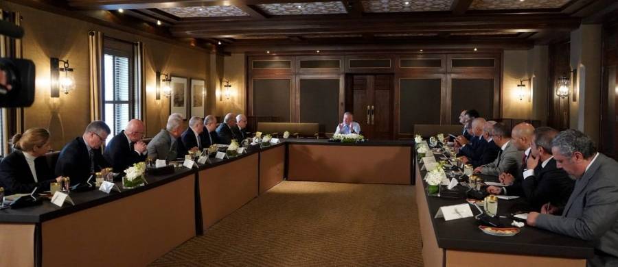 الملك يحضر جانبا من ورشة عمل شاركت فيها شخصيات اقتصادية وبرلمانية وأكاديمية وإعلامية