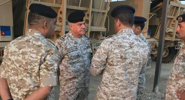 شاهد بالصور اللواء الحنيطي يشارك  مرتبات كتيبة الهاون 42 الرياضة الصباحية.