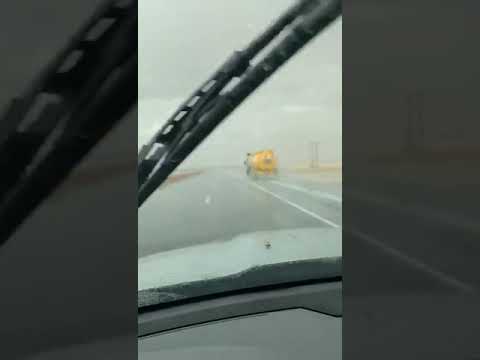 شاهد بالفيديو.. امطار غزيرة على الصحراوي وتحذير مهم للسائقين!
