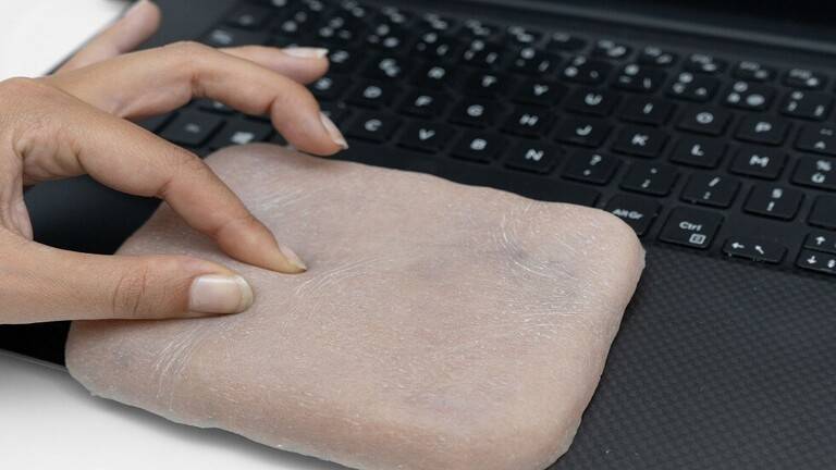 ابتكار بشرة صناعية تجعل الهواتف الذكية تستجيب لـعواطف اللمس