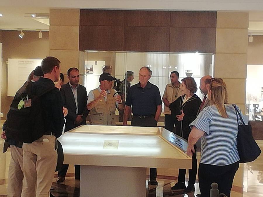 جورج بوش الابن يزور الآثار في جرش ... صور