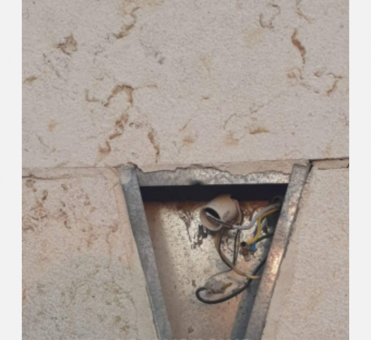 بالصور .. اربد : أسلاك كهرباء مكشوفة تهدد حياة رواد حدائق الملك عبدالله والجهات المعنية غايب فيله