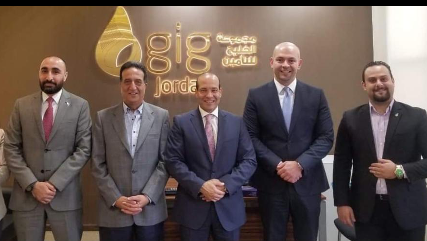 مختلفة من خلال الفرع، سواء للأفراد أو للشركات.