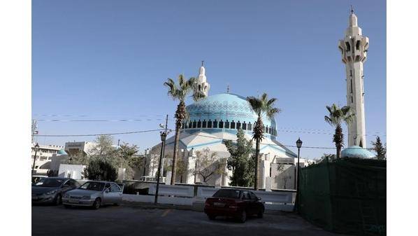 الاردن.. صوت الآذان يبث السكنية بقلب سائحة