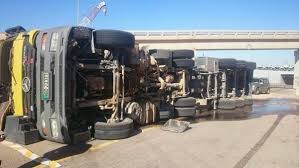 اصابة شخص اثر تدهور تريلا في محافظة معان