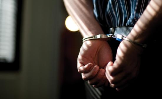 القبض على شخص مطلوب بحقه طلبان قضائيان بمبالغ مالية قدرت بـ(12) مليون دينار