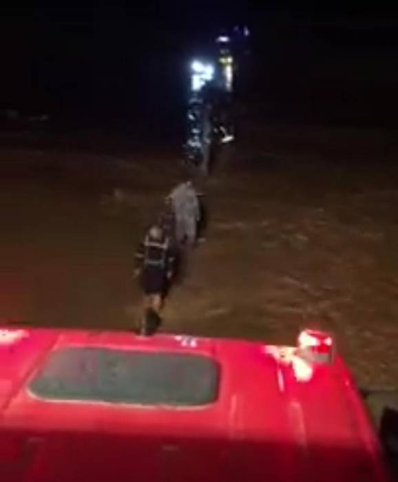 الدفاع المدني يساعد(46) شخص داهمتهم مياه السيل في الزرقاء والمفرق... فيديو