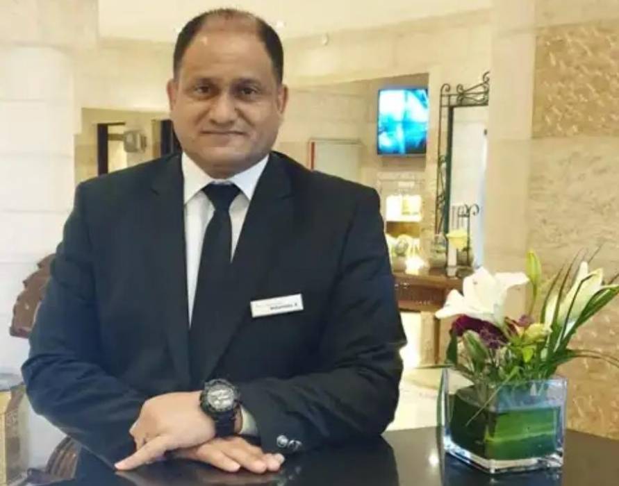 جائزة أفضل موظف لخدمة الاستقبال والإرشاد للموظف محمد الخصبة من منتجع موفنبيك البترا