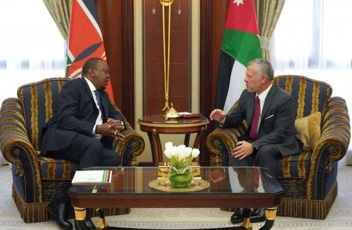 الملك يلتقي مع الرئيس الكيني