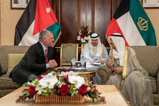 أمير الكويت  يستقبل الملك