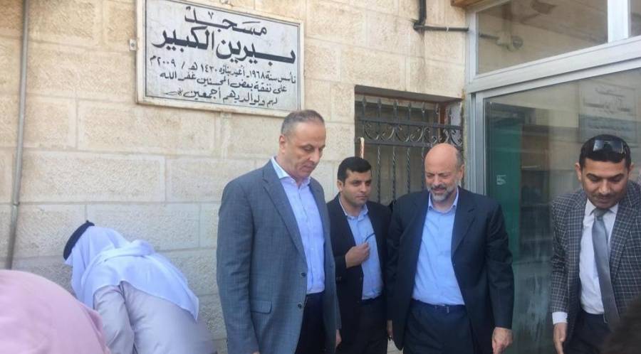 الرزاز يشارك قبيلة بني حسن في تشييع جثمان شقيق المستشار الخلايلة (صور)