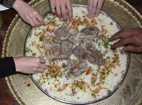 الأكل باليدين أكثر فائدة ونظافة... تفاصيل
