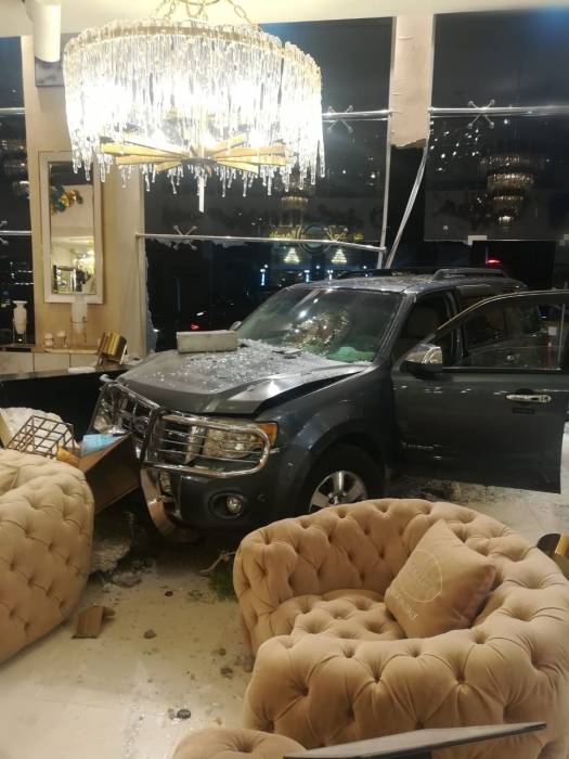 مركبة تقتحم معرضا للأثاث شمال عمّان...صور