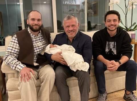 الملك  و ولي العهد، يقدمان التهنئة لسمو الأمير هاشم بقدوم المولود الجديد