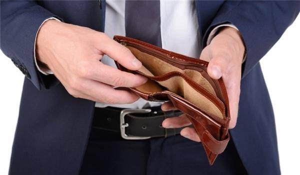 اقتصاديون: الفقر والبطالة مشكلتان مستعصيتان على الحكومة