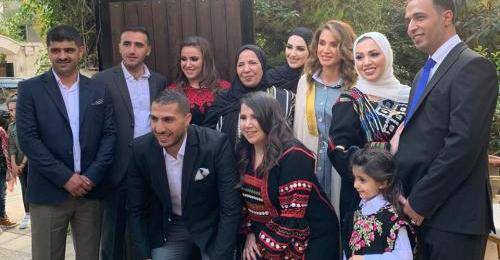 جلالة الملكة رانيا تزور زوجة العميد الراحل عوني العواملة . .. صور