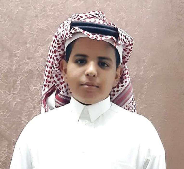 العنزي طالب سعودي يوقف حافلة بعد أن توفي سائقها... تفاصيل
