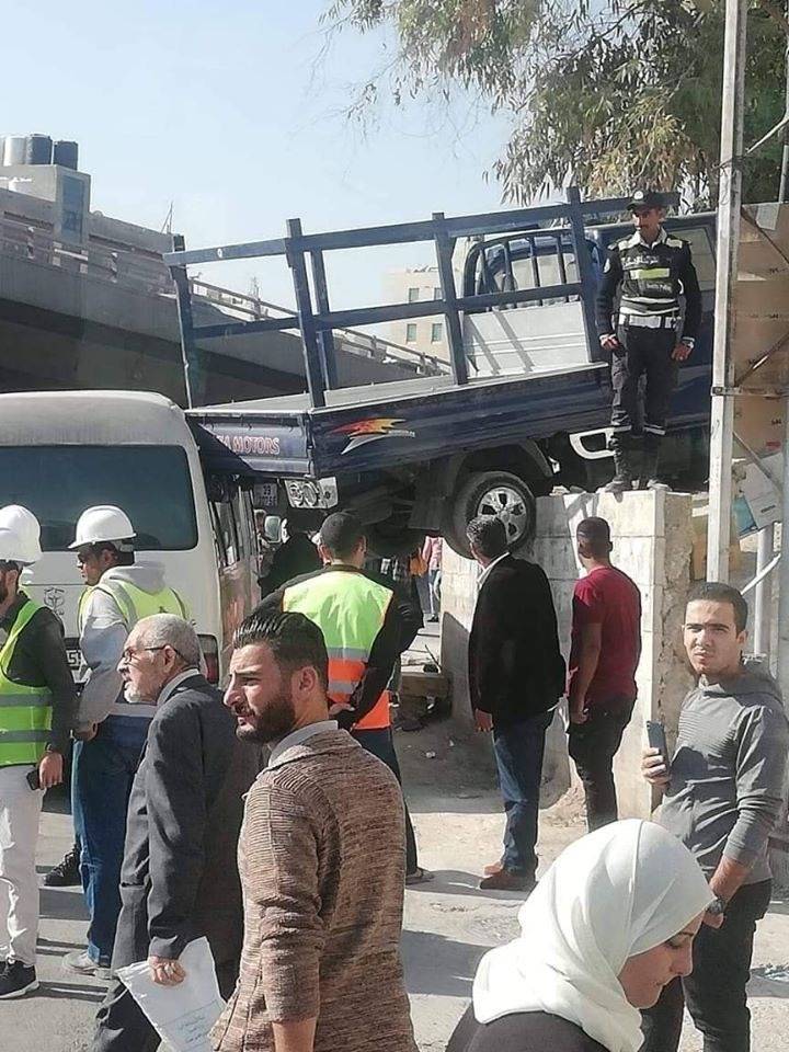 اضرار مادية بحادث تصادم عند دوار المدينة الرياضية