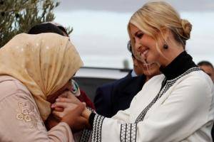 بالصور .. تقبيل يد إيفانكا ترامب في المغرب يثير الجدل