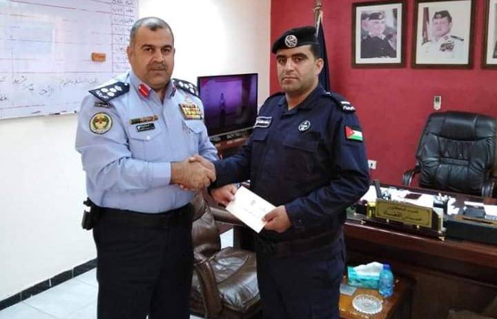 قائد أمن إقليم الجنوب يكرم أحد مرتبات شرطة الكرك