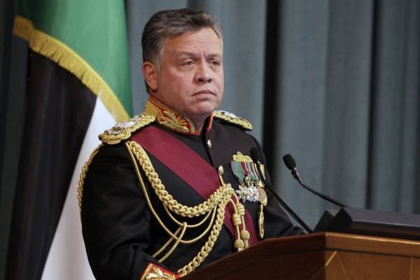 الملك : في رقبة كل واحد منكم أسرة، وفي رقبتي الوطن بكامله