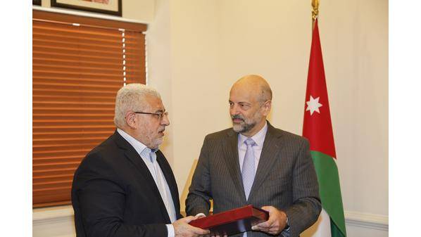 رئيس الوزراء يتسلم نسخة من تقرير المركز الوطني لحقوق الإنسان