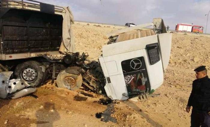 شاهد بالصور .. إصابة شخص بحادث تدهور تريلا في الجفر