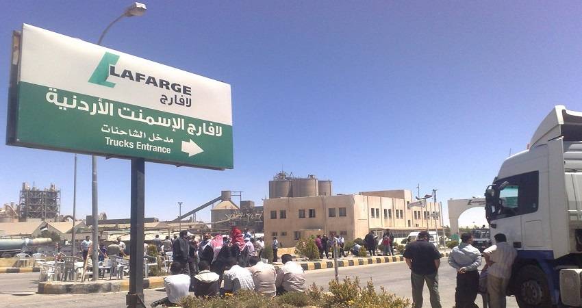 العشرات في مصنع اسمنت الرشاديه يحتجون رفضا على قرار انهاء خدمات 200 عامل