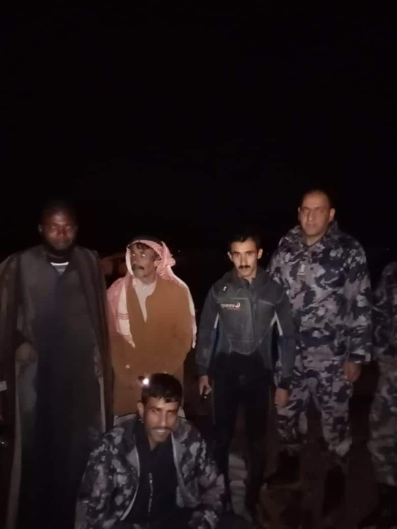 الدفاع المدني يساعد عدد من المواطنين مع راعي أغنام حاصرتهم مياه الأمطار في الرويشد... صور