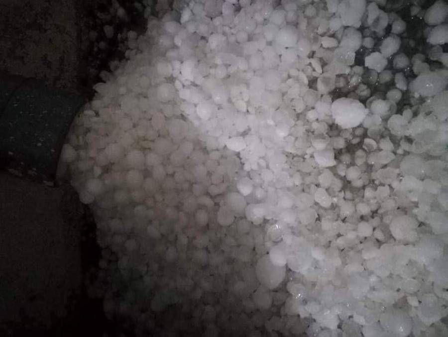 برد بحجم التفاح في الرويشد