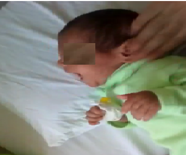 الافراج عن الام  التي ضربت طفلتها الرضيعة بوحشية في الزرقاء فيديو